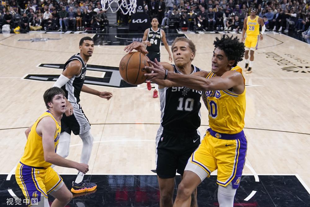 上扮演着关 上扮演着关